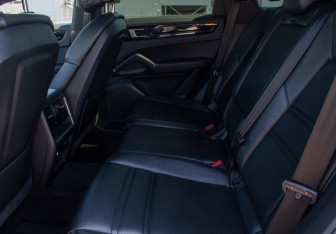 Подержанный автомобиль Porsche Cayenne 2020 года (12 фото)