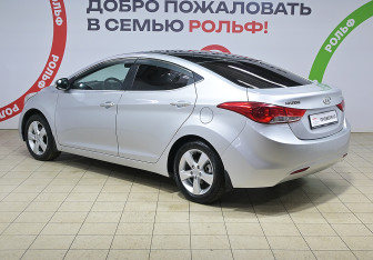 Подержанный автомобиль Hyundai Elantra Sedan 2012 года (6 фото)