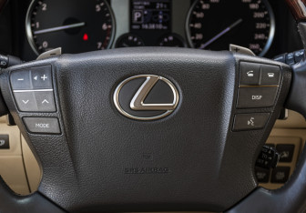 Подержанный автомобиль Lexus LX 2012 года (11 фото)
