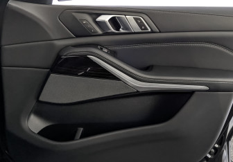 Подержанный автомобиль BMW X7 2022 года (25 фото)