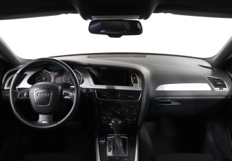 Подержанный автомобиль Audi A4 Sedan 2011 года (12 фото)