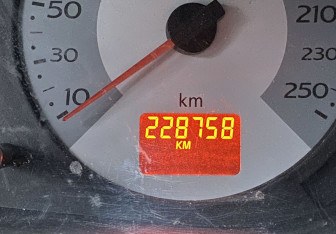 Подержанный автомобиль Renault Symbol 2006 года (15 фото)