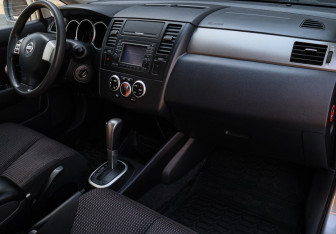 Подержанный автомобиль Nissan Tiida Hatchback 2010 года (7 фото)