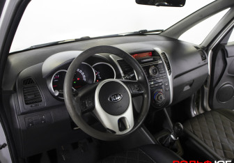 Подержанный автомобиль Kia Venga 2013 года (9 фото)