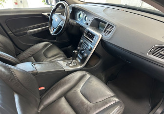 Подержанный автомобиль Volvo S60 2011 года (10 фото)