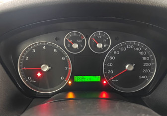 Подержанный автомобиль Ford Focus Sedan 2005 года (12 фото)