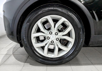 Подержанный автомобиль Land Rover Discovery 2017 года (18 фото)