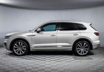 Подержанный автомобиль Volkswagen Touareg 2022 года (8 фото)