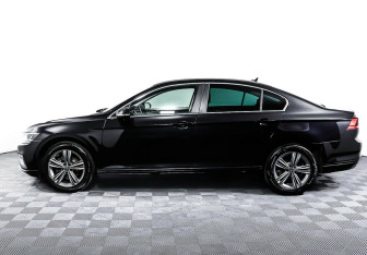Подержанный автомобиль Volkswagen Passat Sedan 2021 года (3 фото)