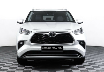 Подержанный автомобиль Toyota Highlander 2023 года (2 фото)