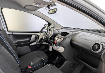 Подержанный автомобиль Peugeot 107 2013 года (11 фото)