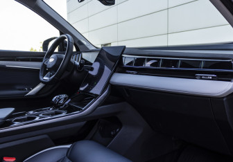 Подержанный автомобиль Geely Atlas 2024 года (14 фото)