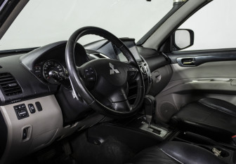 Подержанный автомобиль Mitsubishi Pajero Sport 2014 года (10 фото)