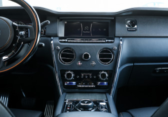 Подержанный автомобиль Rolls-Royce Cullinan 2019 года (17 фото)