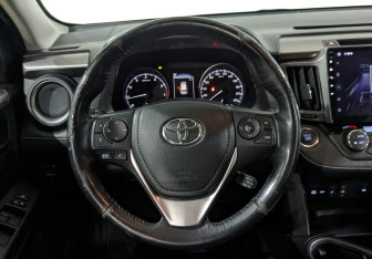 Подержанный автомобиль Toyota RAV4 2018 года (20 фото)