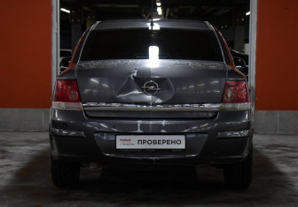 Подержанный автомобиль Opel Astra Sedan 2012 года (6 фото)