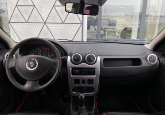 Подержанный автомобиль Renault Logan Sedan 2012 года (10 фото)
