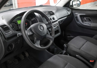 Подержанный автомобиль Skoda Fabia Hatchback 2013 года (16 фото)