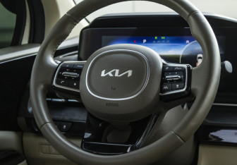 Подержанный автомобиль Kia Carnival 2022 года (14 фото)