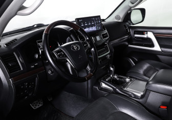 Подержанный автомобиль Toyota Land Cruiser Suv 2018 года (15 фото)