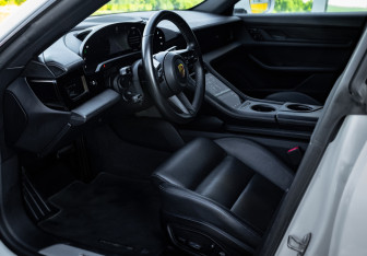 Подержанный автомобиль Porsche Taycan 2020 года (16 фото)