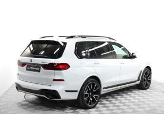 Подержанный автомобиль BMW X7 2021 года (5 фото)
