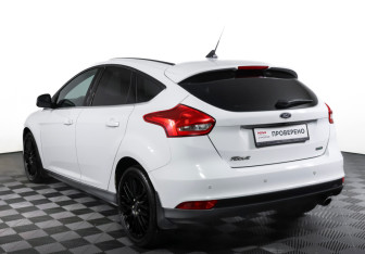 Подержанный автомобиль Ford Focus Hatchback 2017 года (7 фото)