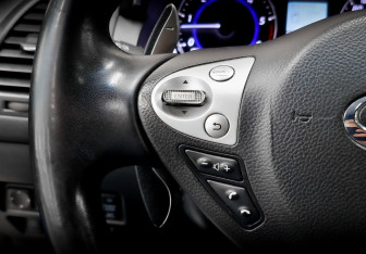 Подержанный автомобиль Infiniti QX70 2013 года (25 фото)