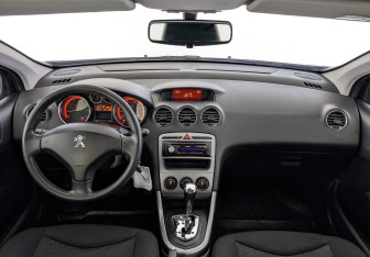 Подержанный автомобиль Peugeot 308 Hatchback 2012 года (14 фото)