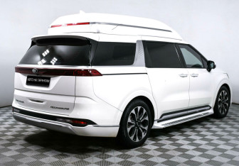 Подержанный автомобиль Kia Carnival 2021 года (3 фото)