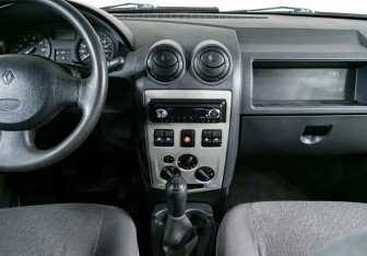 Подержанный автомобиль Renault Logan Sedan 2007 года (11 фото)