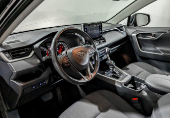 Подержанный автомобиль Toyota RAV4 2021 года (16 фото)