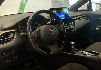 Подержанный автомобиль Toyota C-HR 2019 года (12 фото)