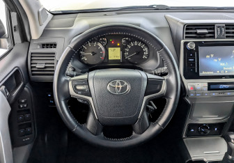 Подержанный автомобиль Toyota Land Cruiser Prado 2018 года (22 фото)