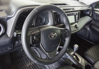 Подержанный автомобиль Toyota RAV4 2015 года (12 фото)