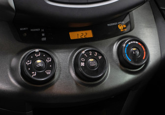 Подержанный автомобиль Toyota RAV4 2010 года (18 фото)