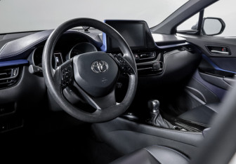 Подержанный автомобиль Toyota C-HR 2021 года (14 фото)