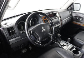Подержанный автомобиль Mitsubishi Pajero 2011 года (9 фото)