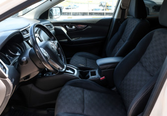 Подержанный автомобиль Nissan Qashqai 2014 года (16 фото)
