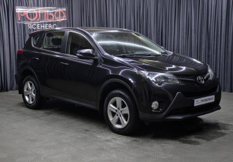 Подержанный автомобиль Toyota RAV4 2015 года (3 фото)