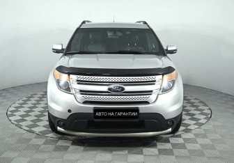 Подержанный автомобиль Ford Explorer 2012 года (2 фото)