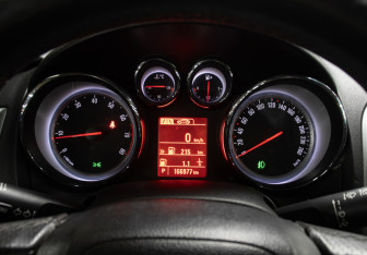 Подержанный автомобиль Opel Astra Hatchback 2013 года (12 фото)