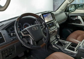 Подержанный автомобиль Toyota Land Cruiser Suv 2016 года (13 фото)