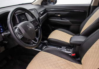 Подержанный автомобиль Mitsubishi Outlander 2019 года (10 фото)