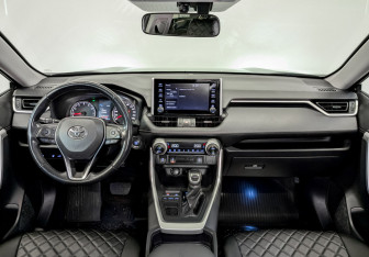Подержанный автомобиль Toyota RAV4 2019 года (14 фото)