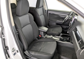 Подержанный автомобиль Mitsubishi Outlander 2018 года (23 фото)