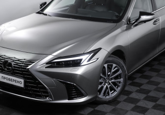 Подержанный автомобиль Lexus ES 2025 года (24 фото)