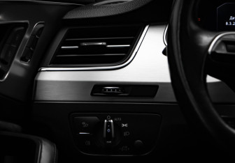 Подержанный автомобиль Audi Q7 2016 года (13 фото)