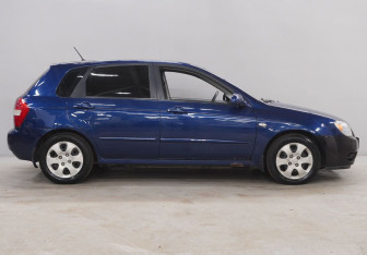 Подержанный автомобиль Kia Cerato Hatchback 2006 года (4 фото)