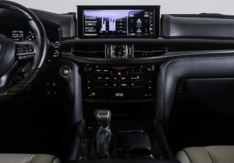Подержанный автомобиль Lexus LX 2018 года (13 фото)